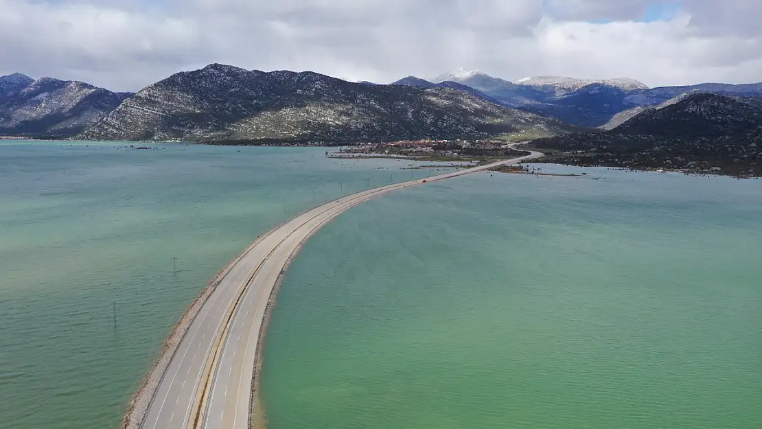 Sular altında kalan Konya-Antalya yolunda son durum: Dron ile görüntülendi
