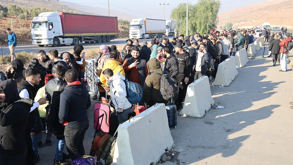 Suriyeli göçmenler ülkelerine dönmek için sıraya girdi!