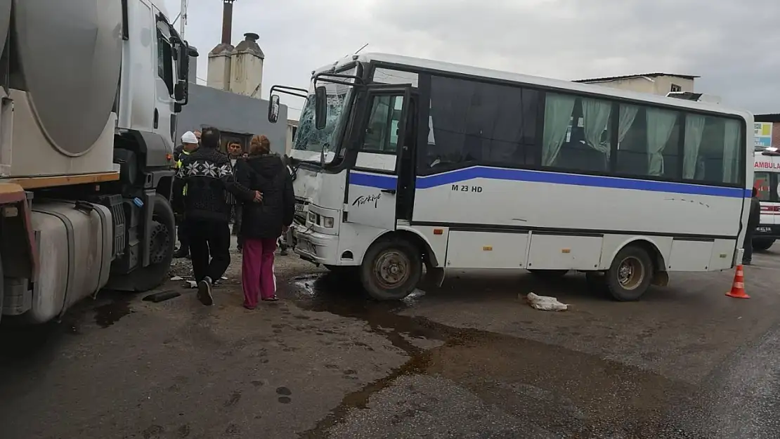 Süt kamyonu ile servis minibüsü çarpıştı: 9 yaralı