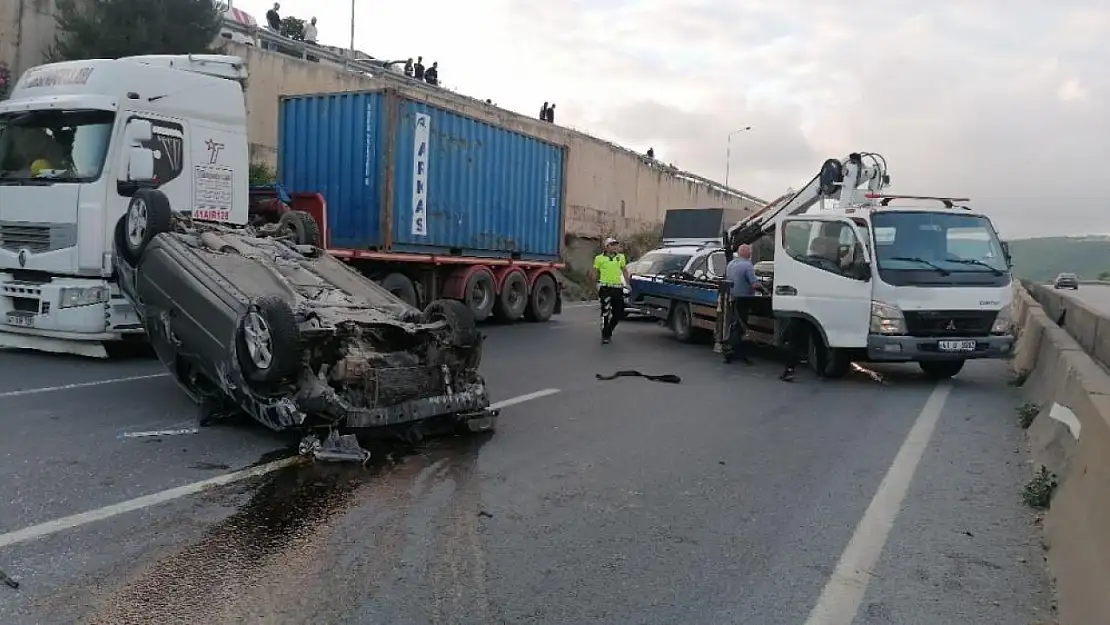 Takla atan otomobil karşı şeride geçti: Sürücünün burnu bile kanamadı