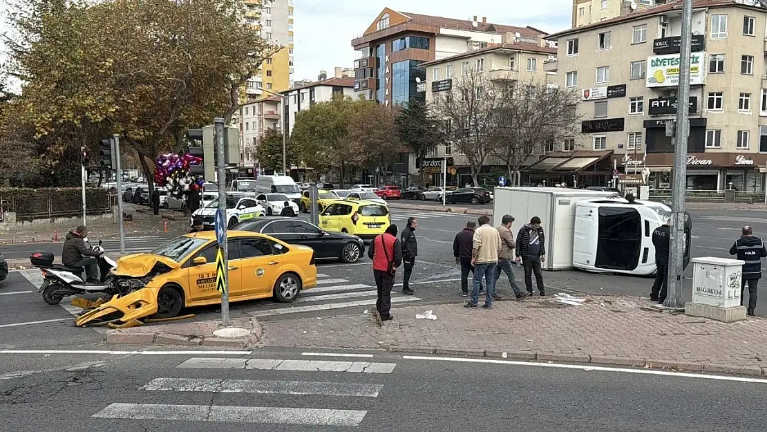 Taksi ile kamyonet çarpıştı: 6 kişi yaralandı