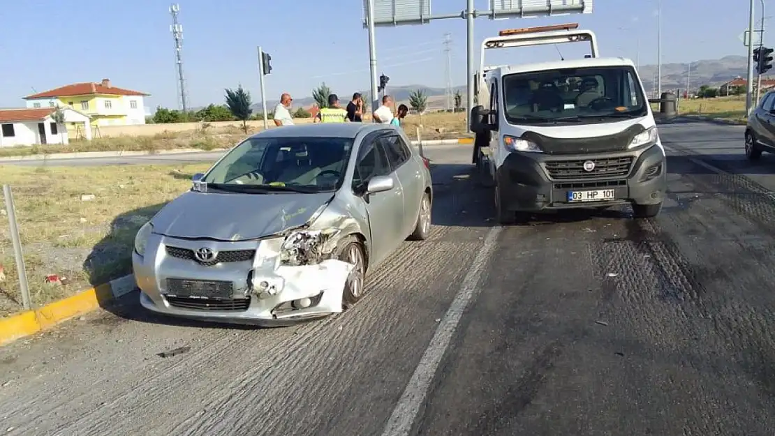 Taksi ile otomobil çarpıştı: 2 yaralı