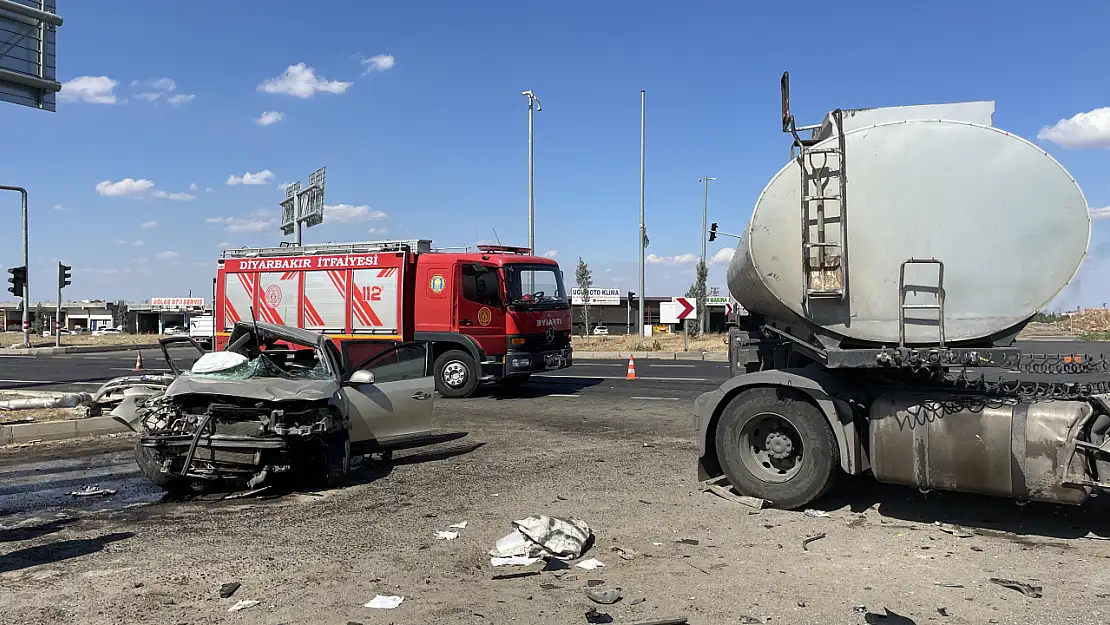 Tanker otomobile çarptı, birden fazla kişi yaralandı