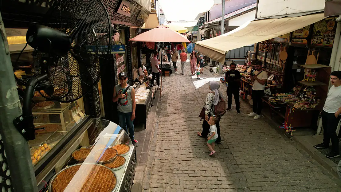 Tarihi sokağa 14 adet vantilatör yerleştirildi!