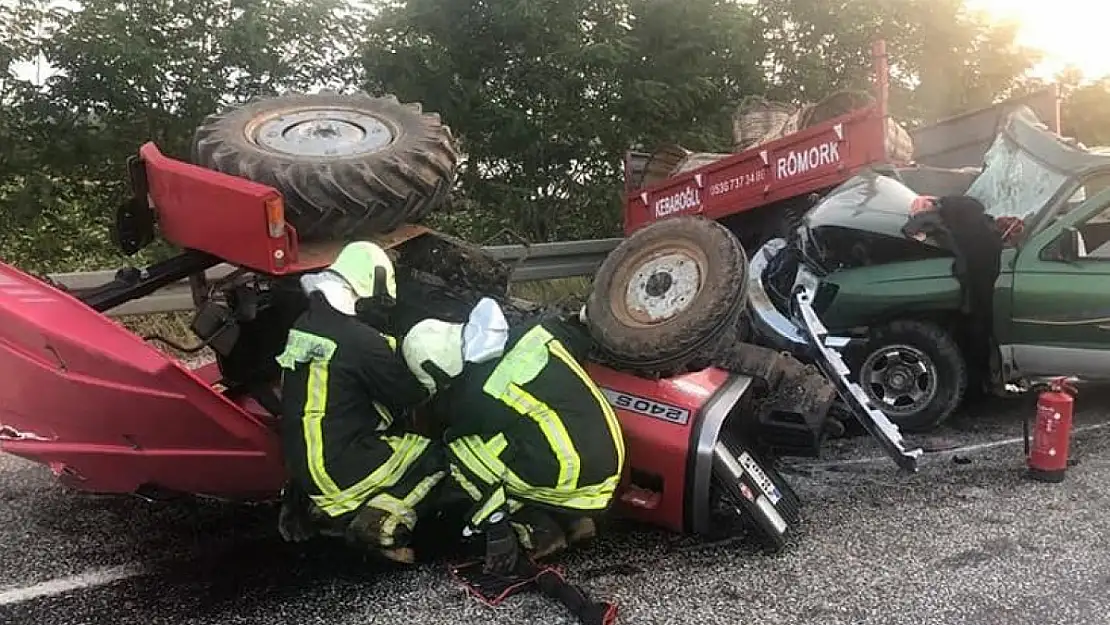 Tarım işçilerini taşıyan traktör otomobille çarpıştı: 11 yaralı