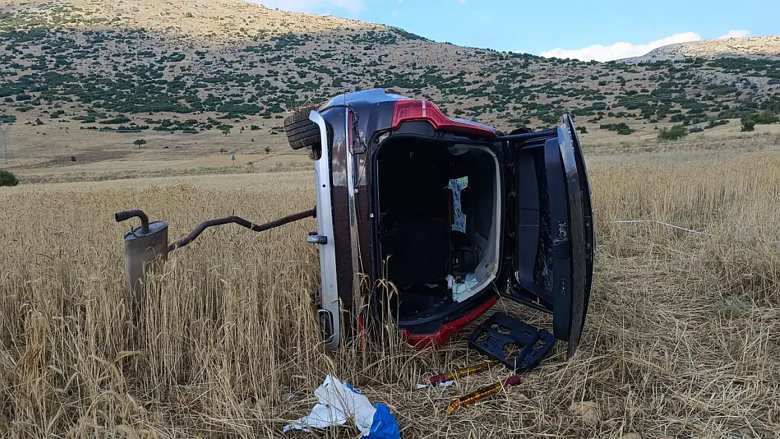 Tarlaya devrilen otomobilde yaralılar var