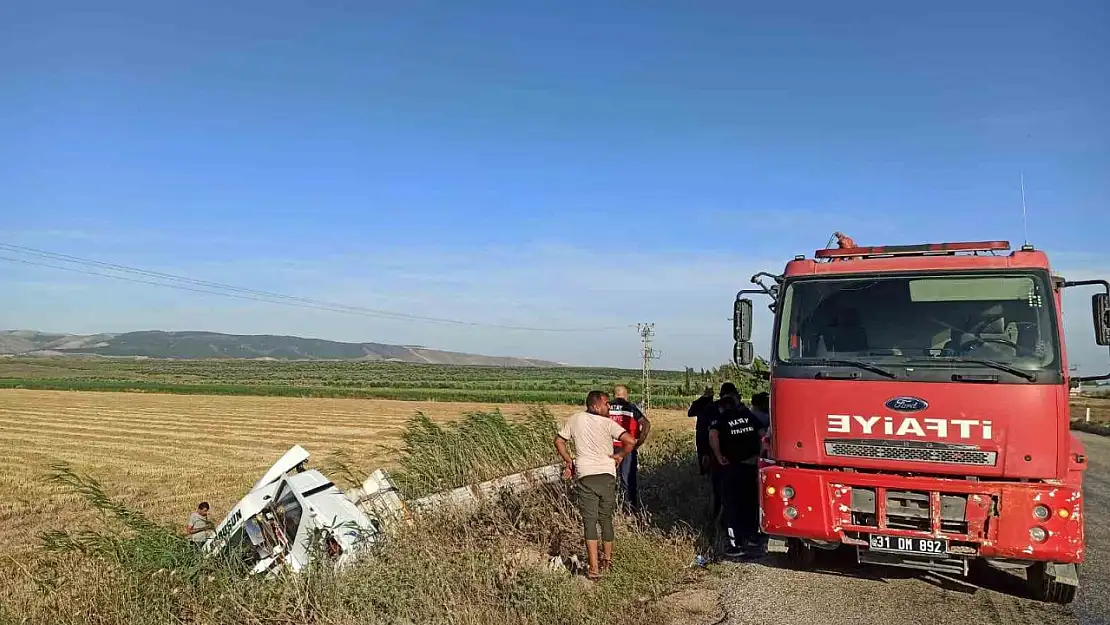 Tarlaya uçan tırın şoförü yaralandı