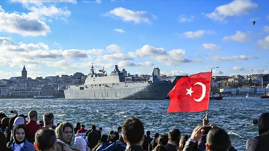 TCG Anadolu İzmir'e gidiyor