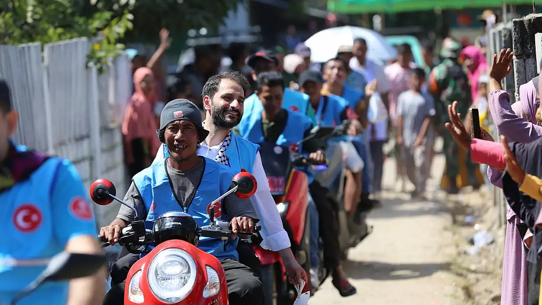 TDV Gönüllüleri, Endonezya'da Motosikletlerle Kurban Dağıtımı Gerçekleştiriyor