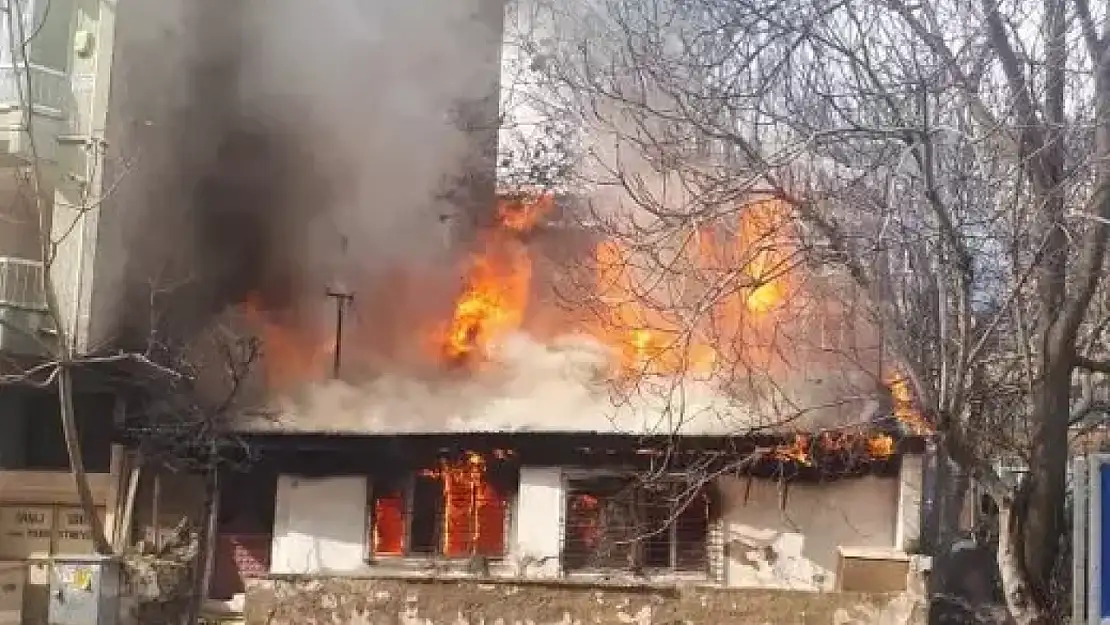 Tek katlı evde çıkan yangın korkuttu