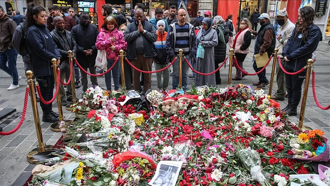 Terör saldırısında hayatını kaybedenler İstiklal Caddesi'nde anılıyor