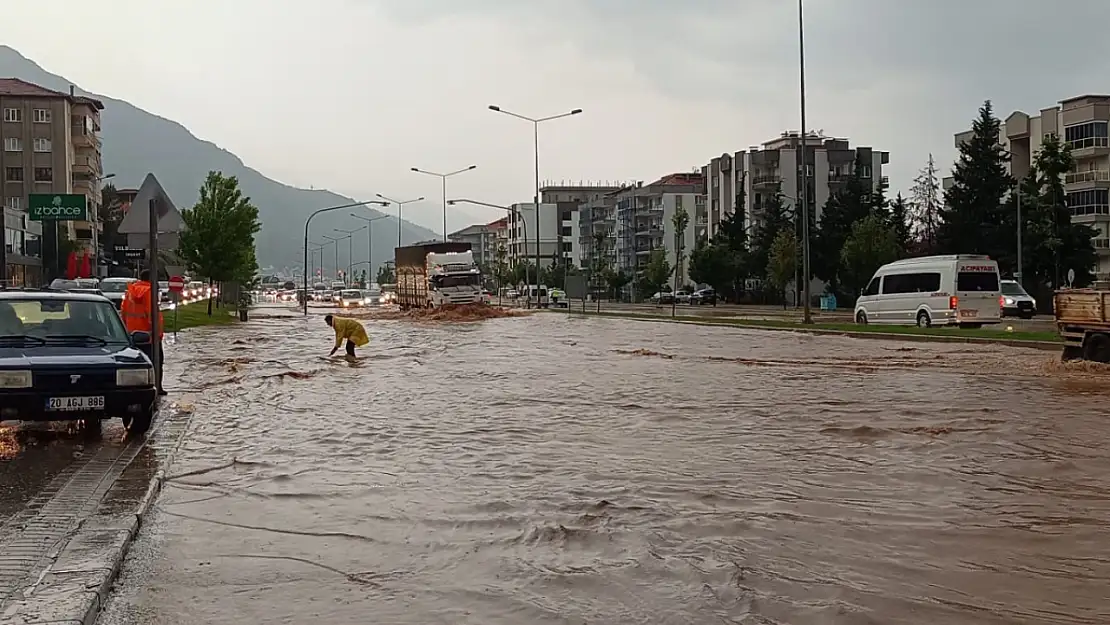 TIKLA- İZLE Beyşehir'de kuvvetli yağış yollar  göle döndü