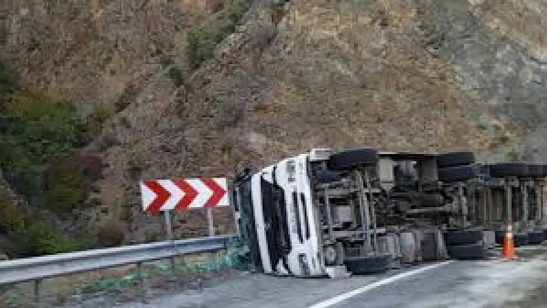 Kaza sonucu tır devrildi: 1 yaralı