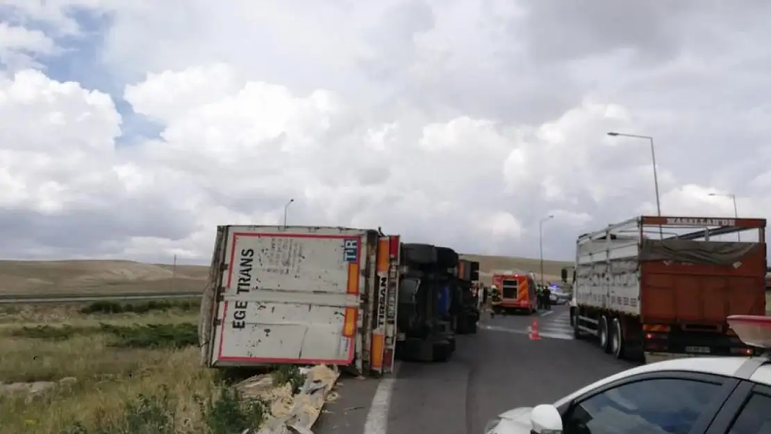 Tır devrildi... Sürücü sıkıştı.... İtfaiye güçlükle kurtardı