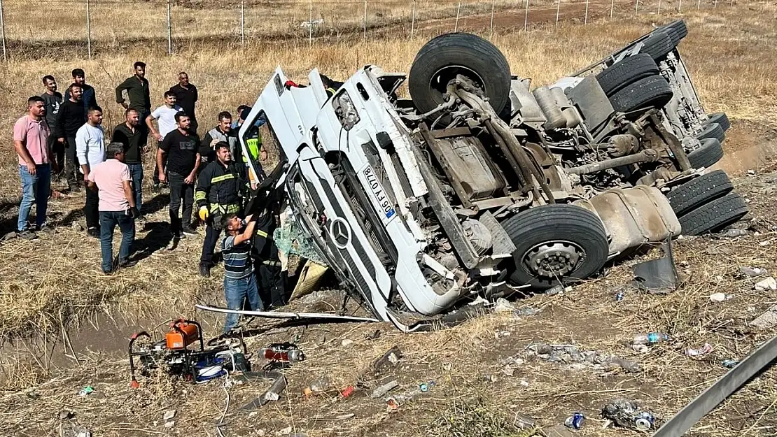 Tır devrildi sürücüsü hayatını kaybetti