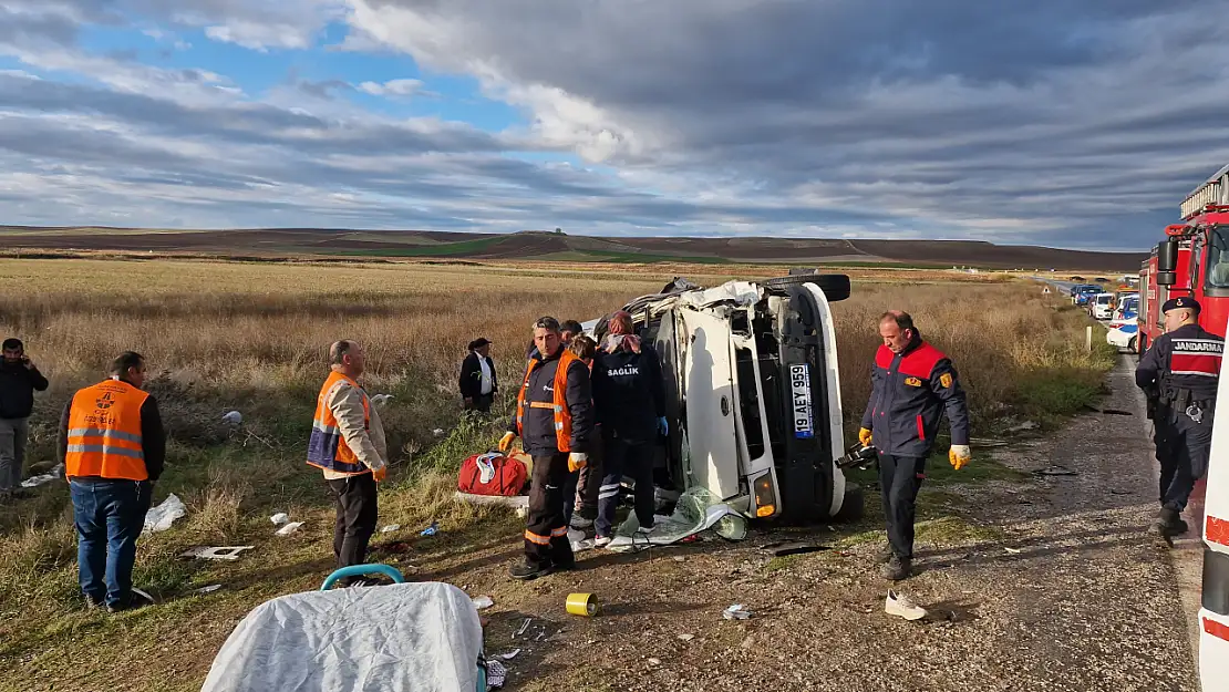 Tır ile işçi servisi çarpıştı: 1 ölü, 14 yaralı