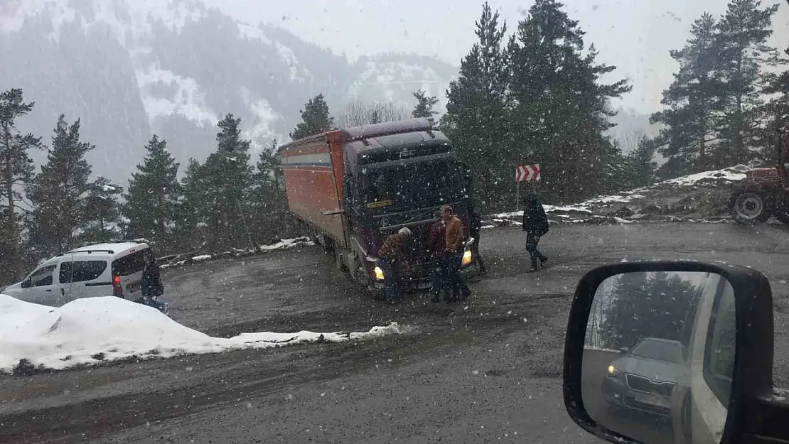 Tır virajı alamadı, yol ulaşıma kapandı