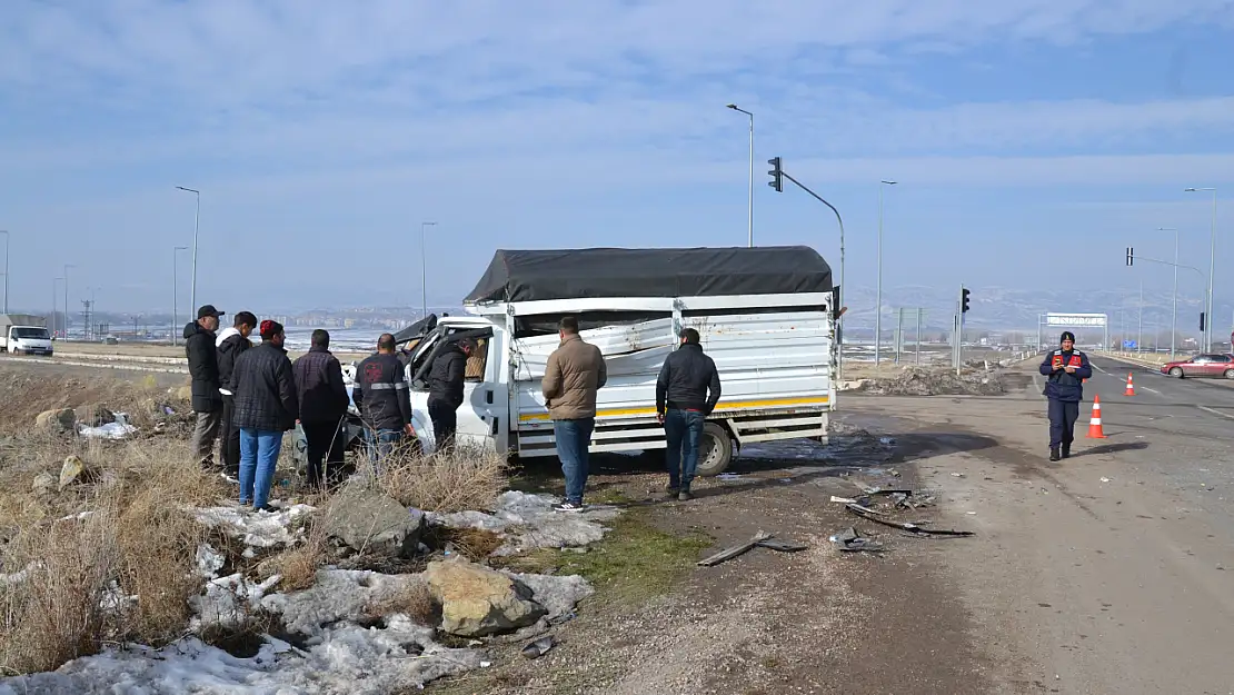 Tırla kamyonet çarpıştı: 3 kişi yaralandı