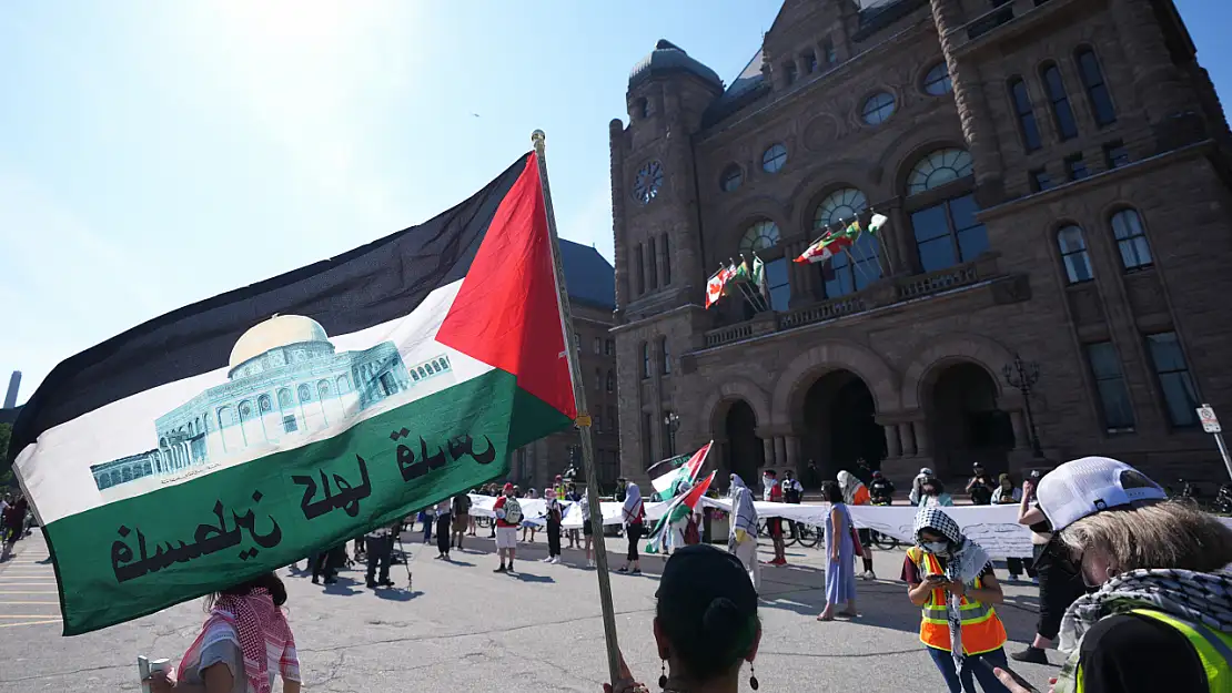 Toronto'da Ontario Yasama Meclisi'nin Önünde İsrail Saldırıları Prostesto Edildi