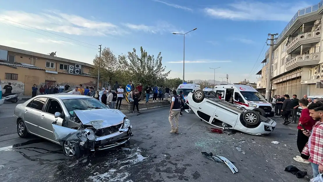 Trafik kazasında ortalık karıştı:1'i ağır 2 yaralı