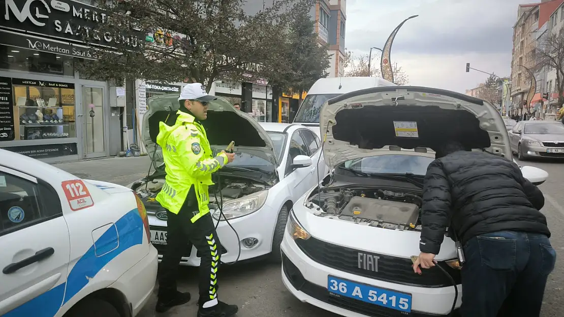 Trafik polislerinden yürek ısıtan hareket