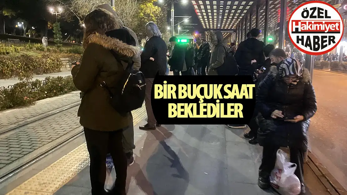 Tramvay Hattında Elektrik Arızası Çıktı: Yolcular 1 buçuk saat bekledi