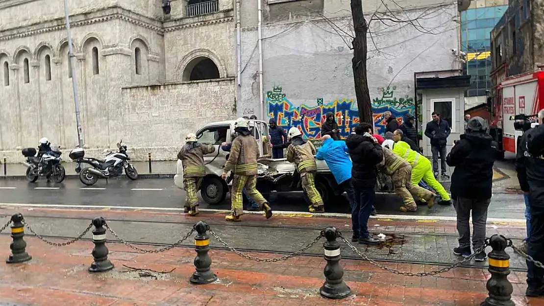 Tramvay ile kamyonet çarpıştı