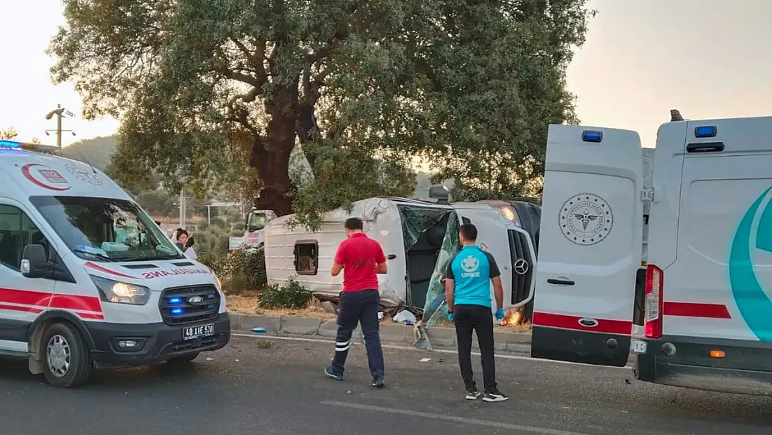 Tur minibüsü kaza yaptı: Çok sayıda yaralı var!