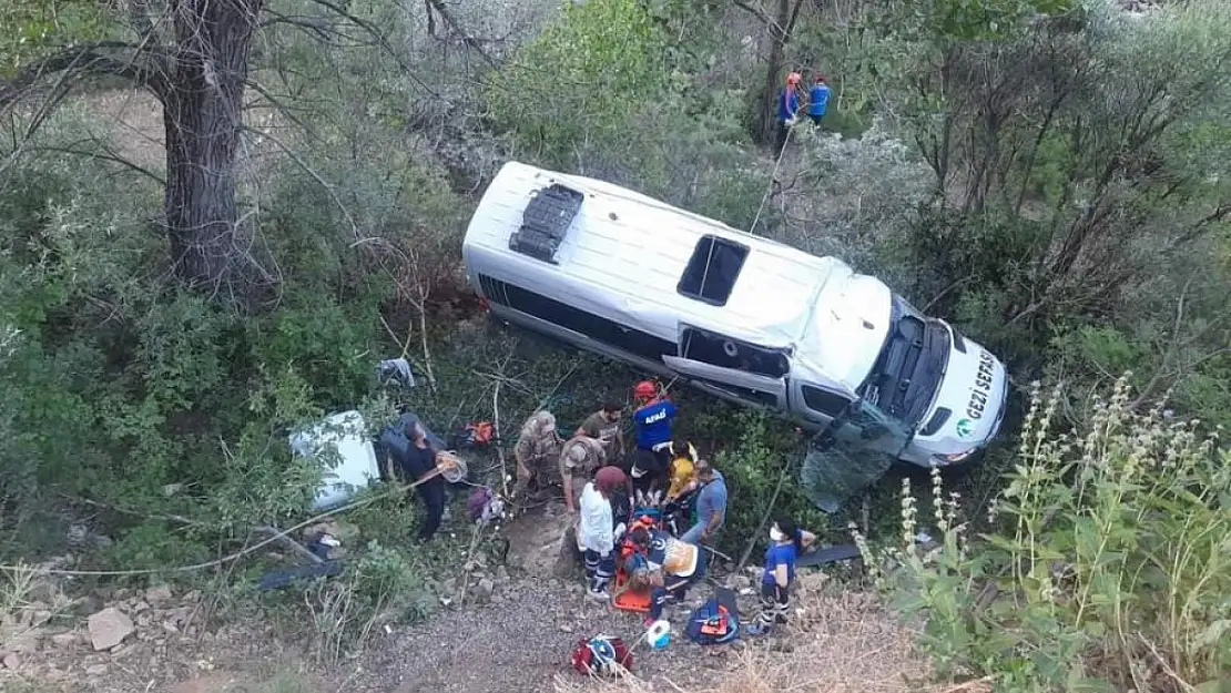 Tur minibüsü uçuruma yuvarlandı: 18 yaralı