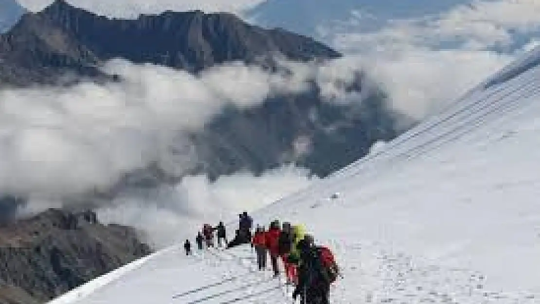 Türk dağcılar, Filistin'e destek için Kazbek Dağı'na tırmandı