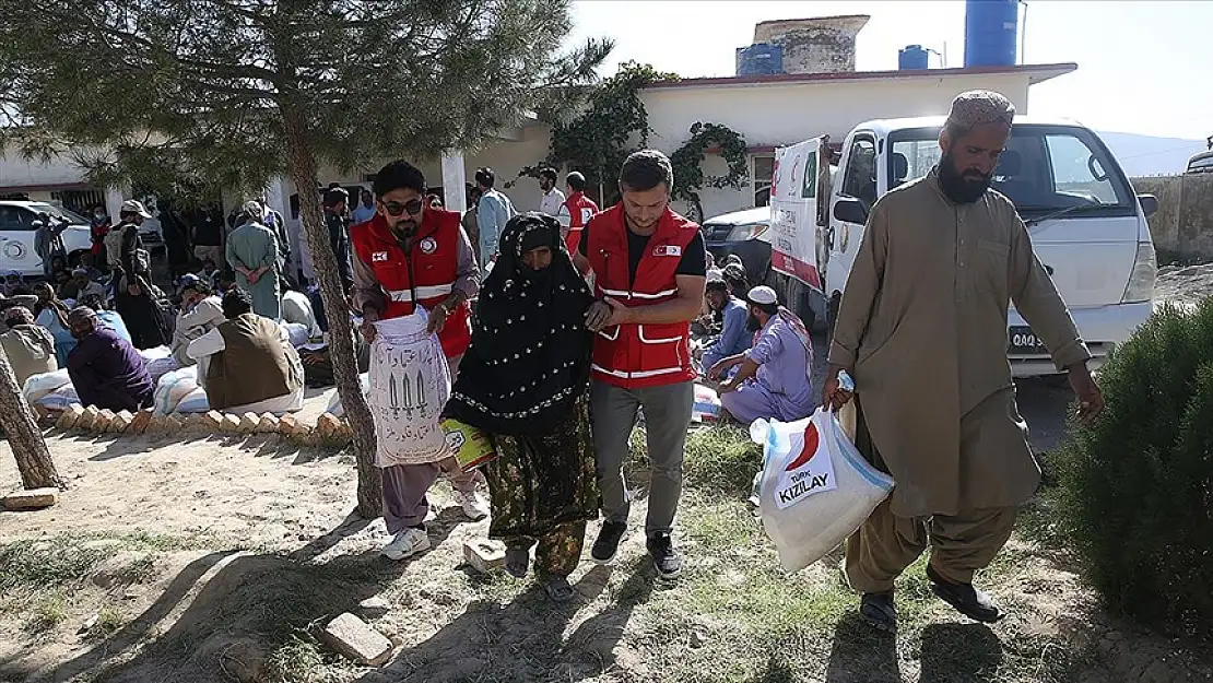 Türk Kızılay, yaptığı yardımlarla Pakistanlı selzedelerin yüzünü güldürdü