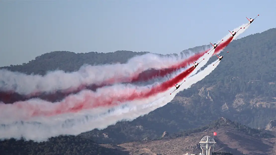 Türk Yıldızları ve Solo Türk gösterileri nefes kesti