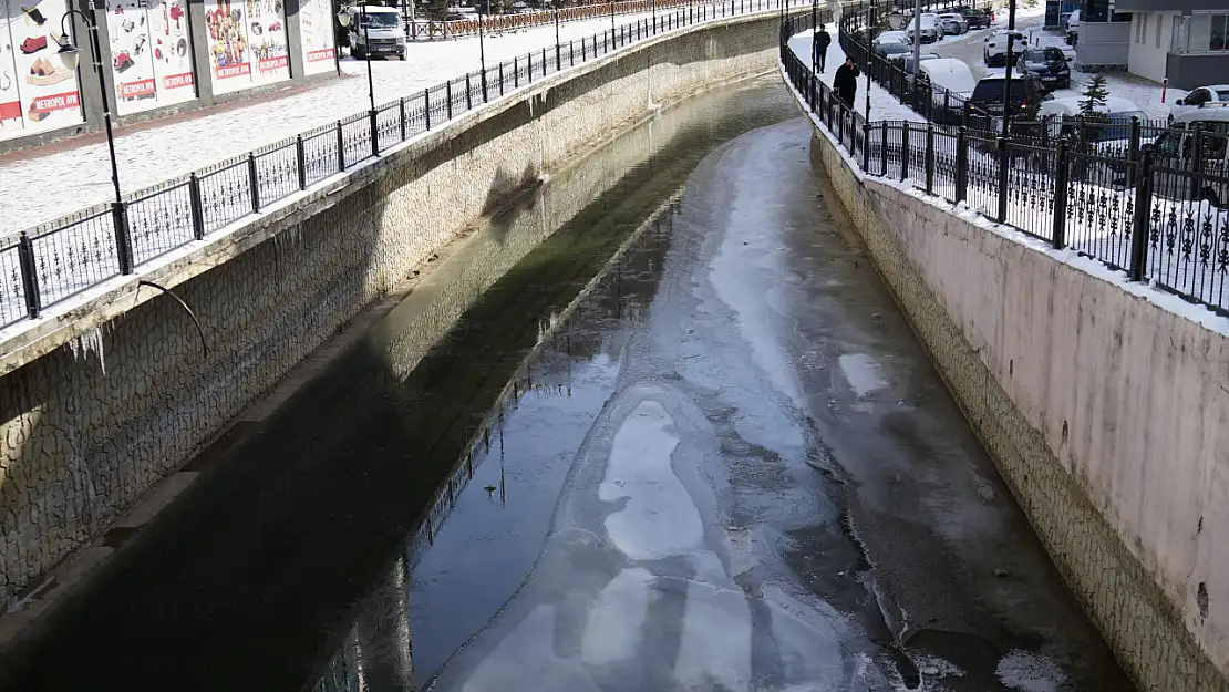 Türkiye'nin en hızlı akan çayı buz pistine döndü!