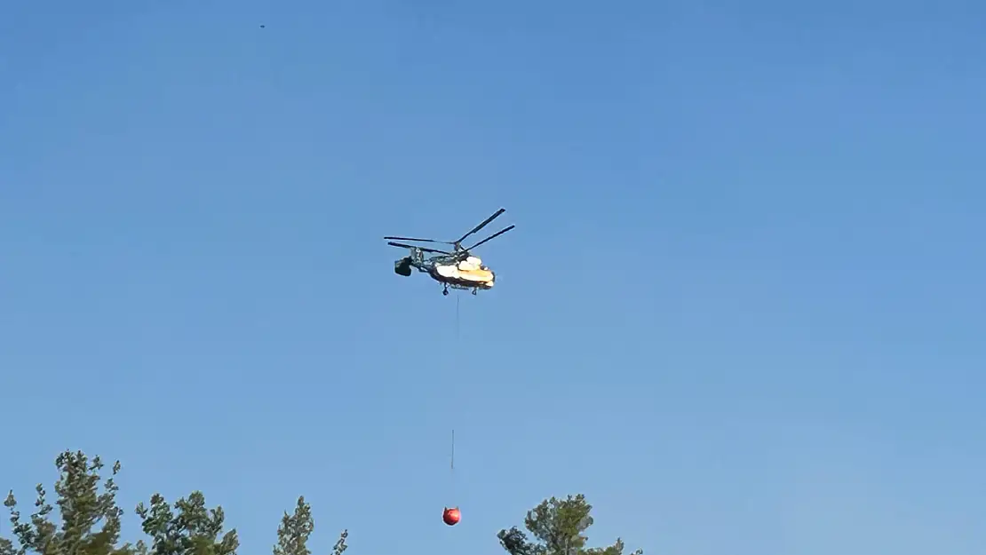 Uşak'ta tarım arazileri ve ormanlık alanda çıkan yangına helikopterlerle müdahale sürüyor