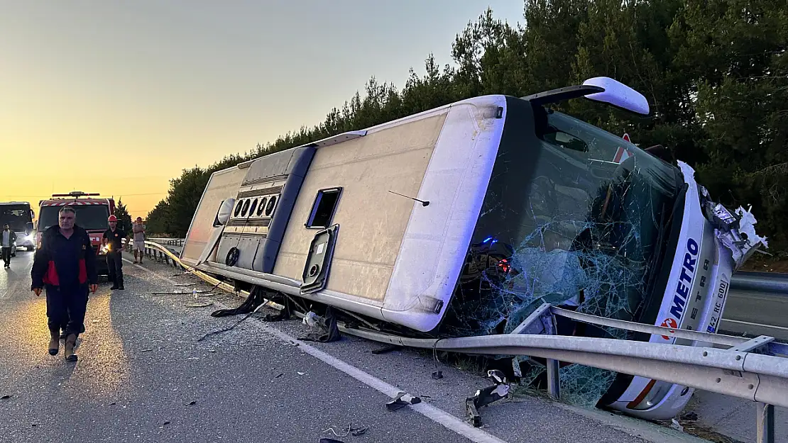 Uşak'ta yolcu otobüsü devrildi: 11 kişi yaralı