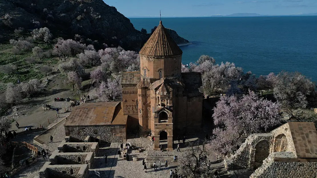 Van Gölü'ndeki Akdamar Adası, baharın renkleriyle büyülüyor