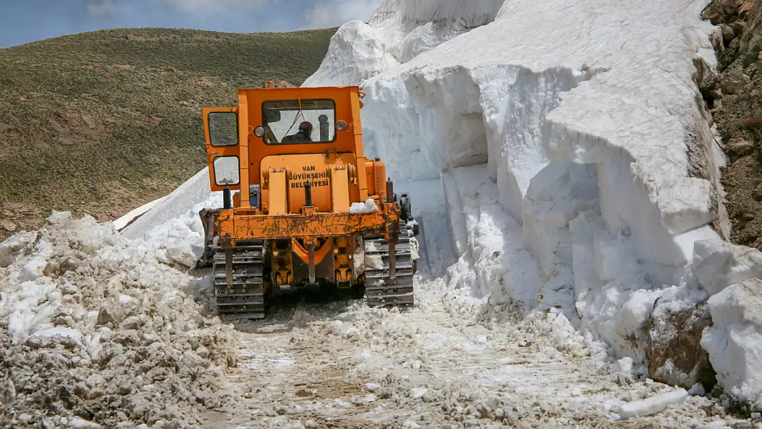 Van'ın Gürpınar ilçesinde karla kapalı yayla yolları açıldı