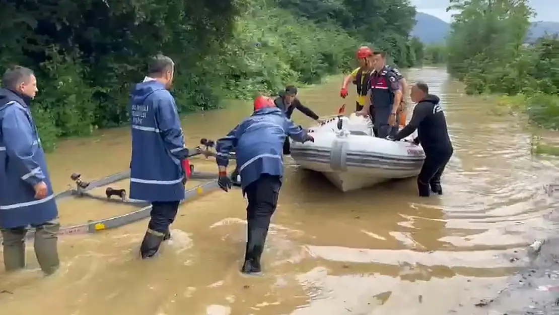 Vatandaşları kurtarmaya giderken onlar mahsur kaldı