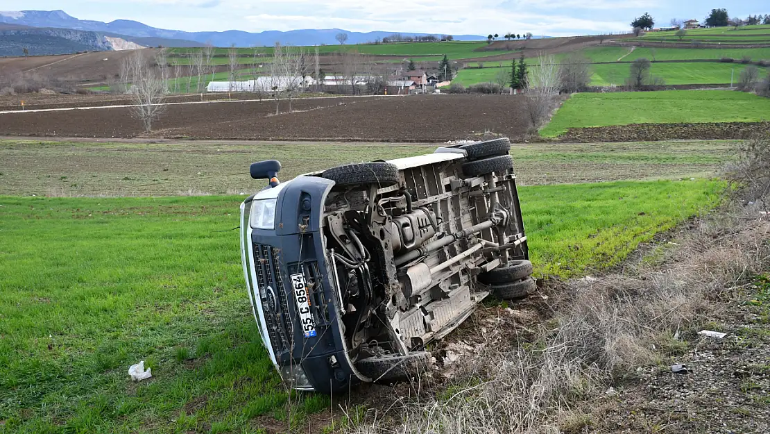 Vezirköprü'de trafik Kazası: Öğrenci servisi tarlaya devrildi,19 yaralı!