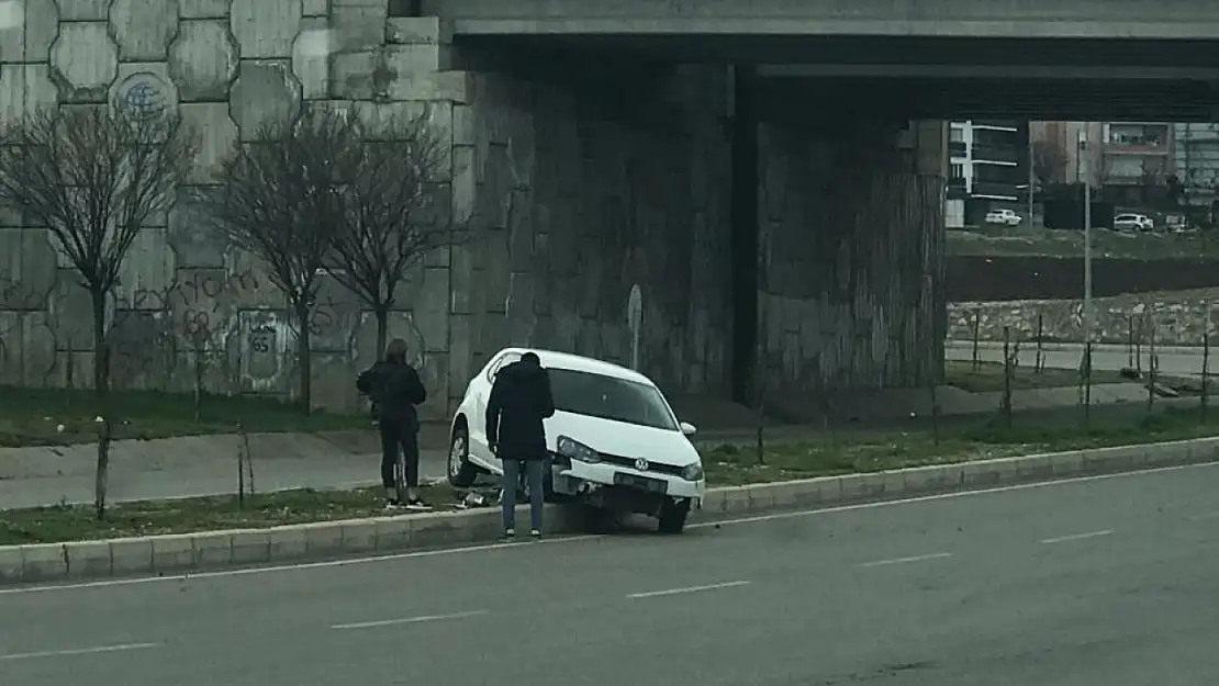 Virajı alamayınca refüje çıktı