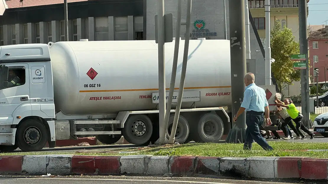 Yakıt tankerini imdadına polis ekipleri yetişti