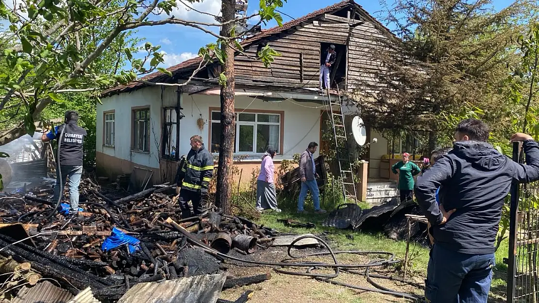 Yangın çıkan odunluk kullanılamaz hale geldi