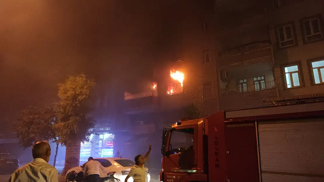 Yangın sonucunda binada mahsur kalanlar dama sığındı