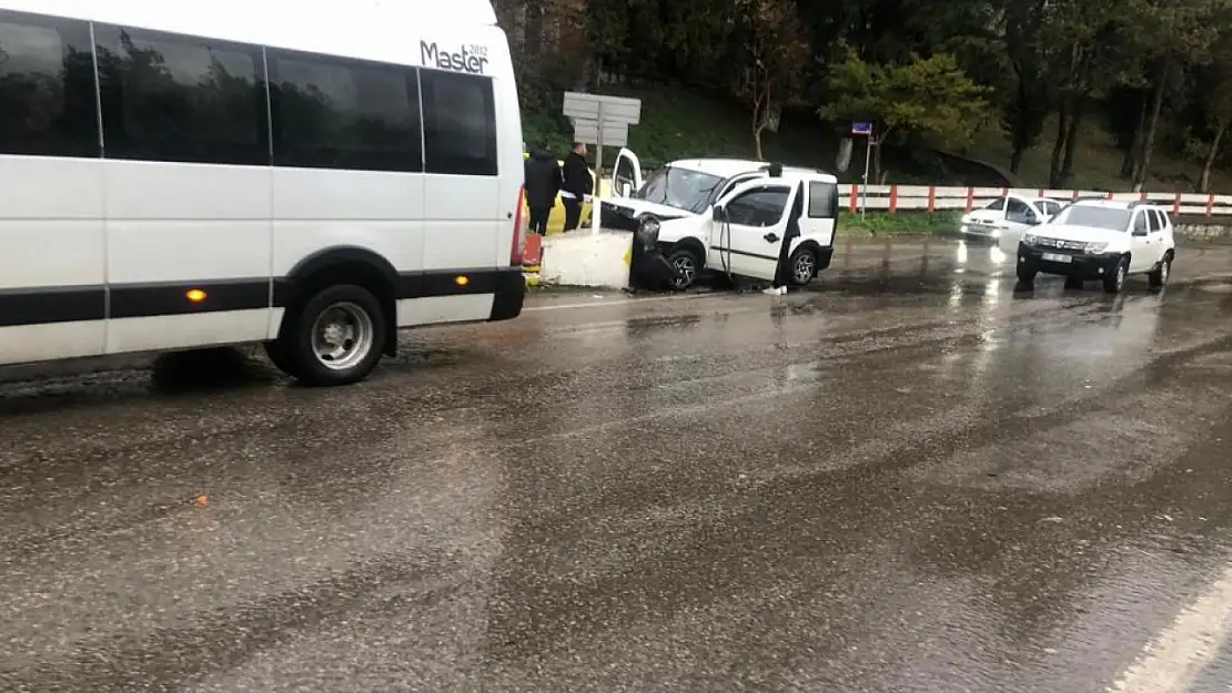 Yer Zonguldak: Kaza yaptı!.. Araçta sıkışan sürücü kalp krizi geçirdi!..