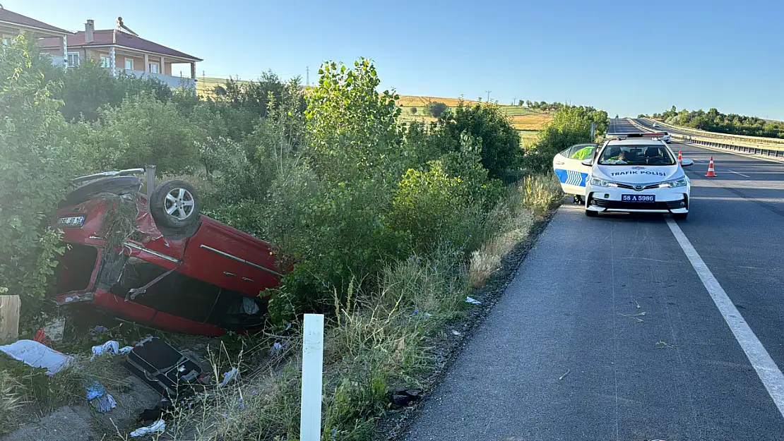 Yıldızeli'nde hafif ticari araç devrildi: 6 kişi yaralandı, 1'i ağır