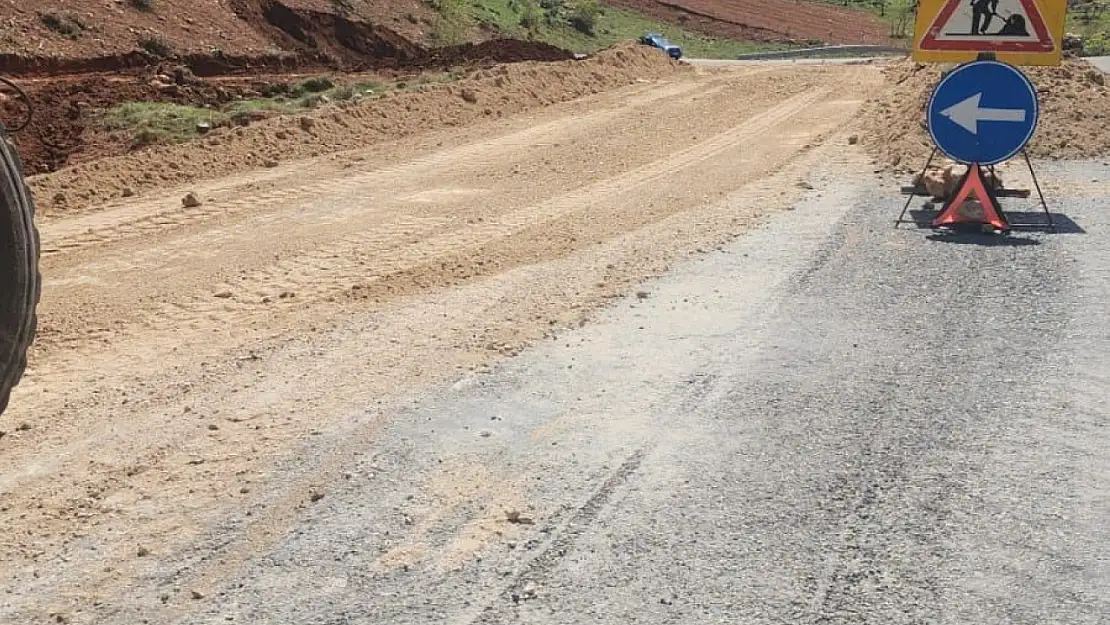 Yoğun yağış yolları trafiğe kapadı