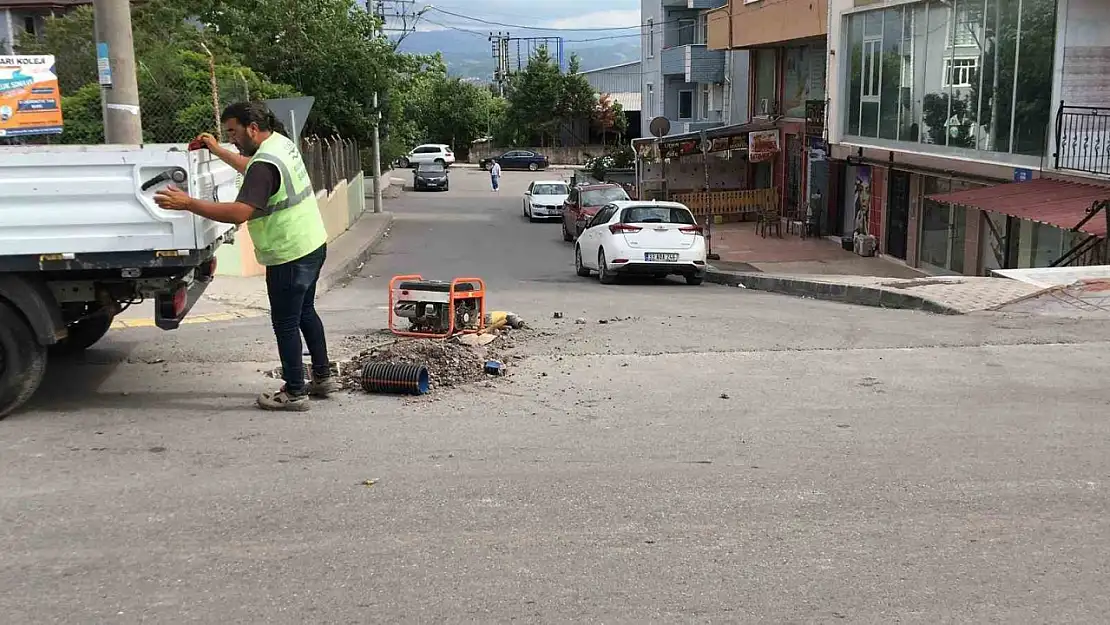 Yol çalışması yaparken araç çarptı