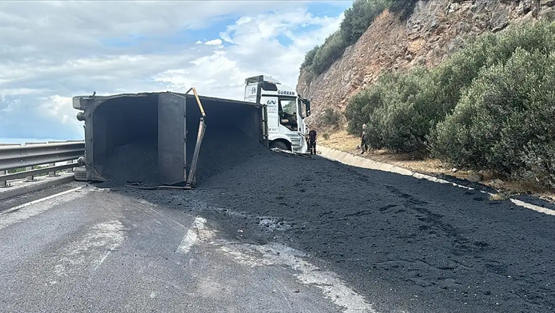 Yola devrilen tır o istikamete ulaşımı sekteye uğrattı!