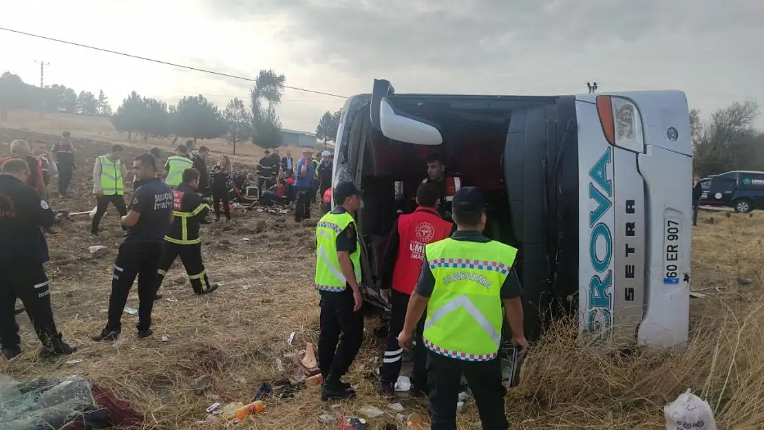 Yolcu otobüsü devrildi: Çok sayıda yaralı var