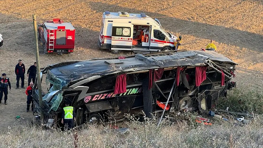 Yolcu otobüsü şarampole devrildi: Çok sayıda yaralı var!